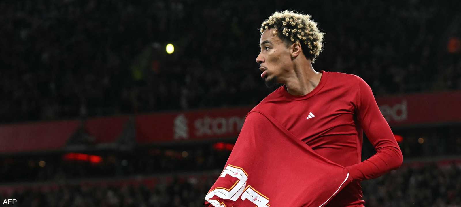 إيكيتيكي بعد خلع قميصه