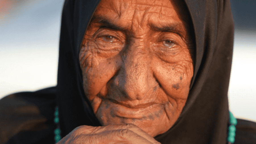 تبلغ أكثر من 100 عام.. فلسطينية تنزح قسرا إلى جنوب غزة