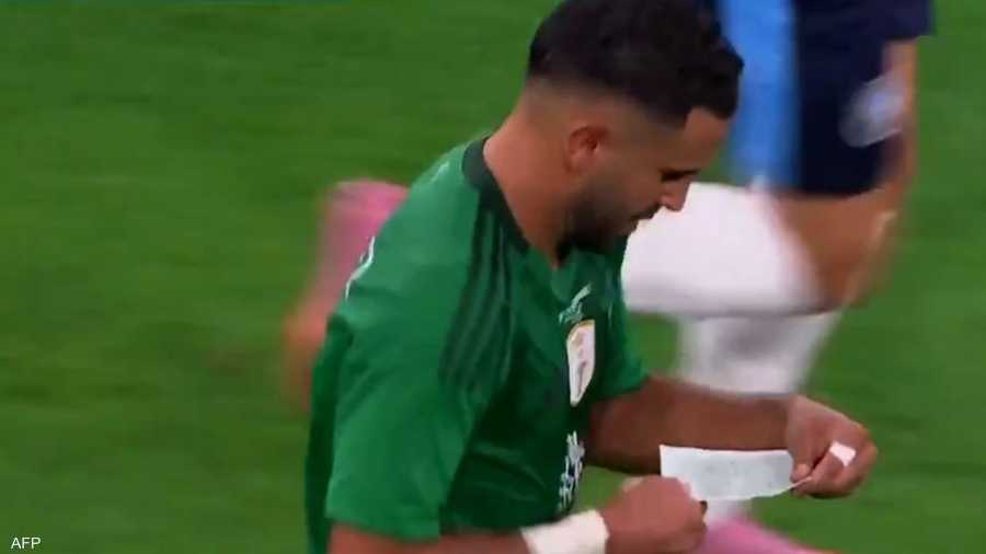بالفيديو.. لقطة الورقة ورياض محرز تثير الجدل