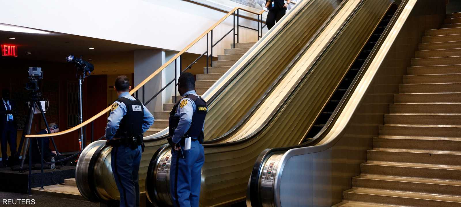 السلم الذي توقف عند صعود ترامب وميلانيا عليه