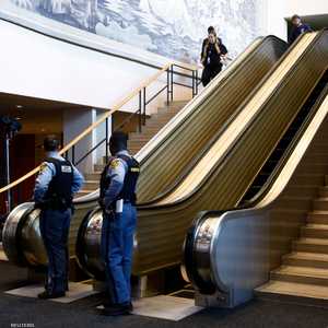 السلم الذي توقف عند صعود ترامب وميلانيا عليه