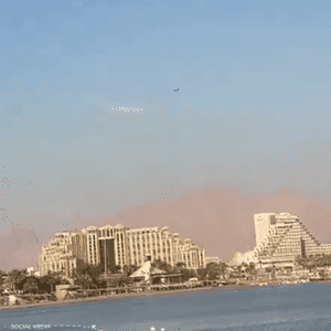 لحظة استهداف "مسيّرة حوثية" مدينة إيلات الساحلية