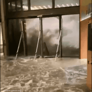 المياه اجتاجت ساحة الفندق