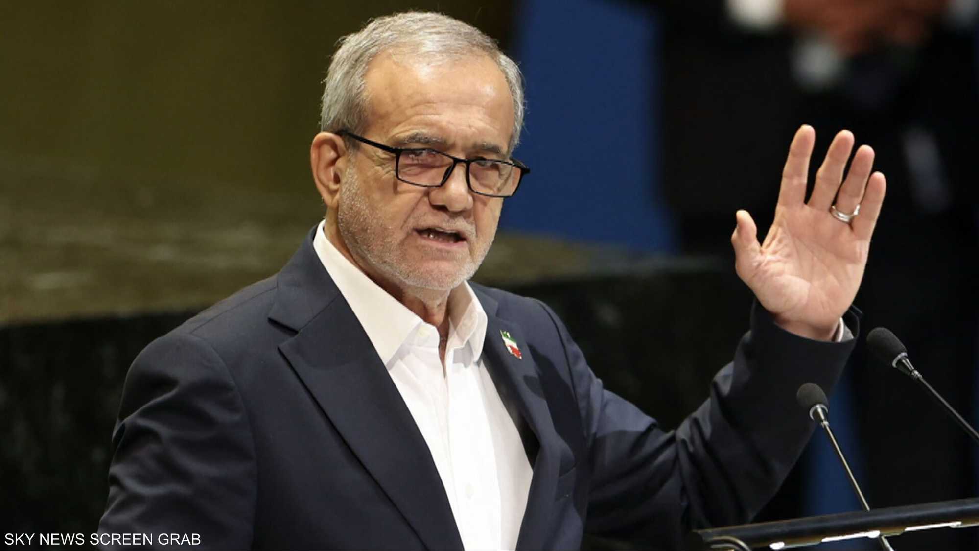 الرئيس الإيراني يقول إن طهران لن تستسلم رغم العقوبات