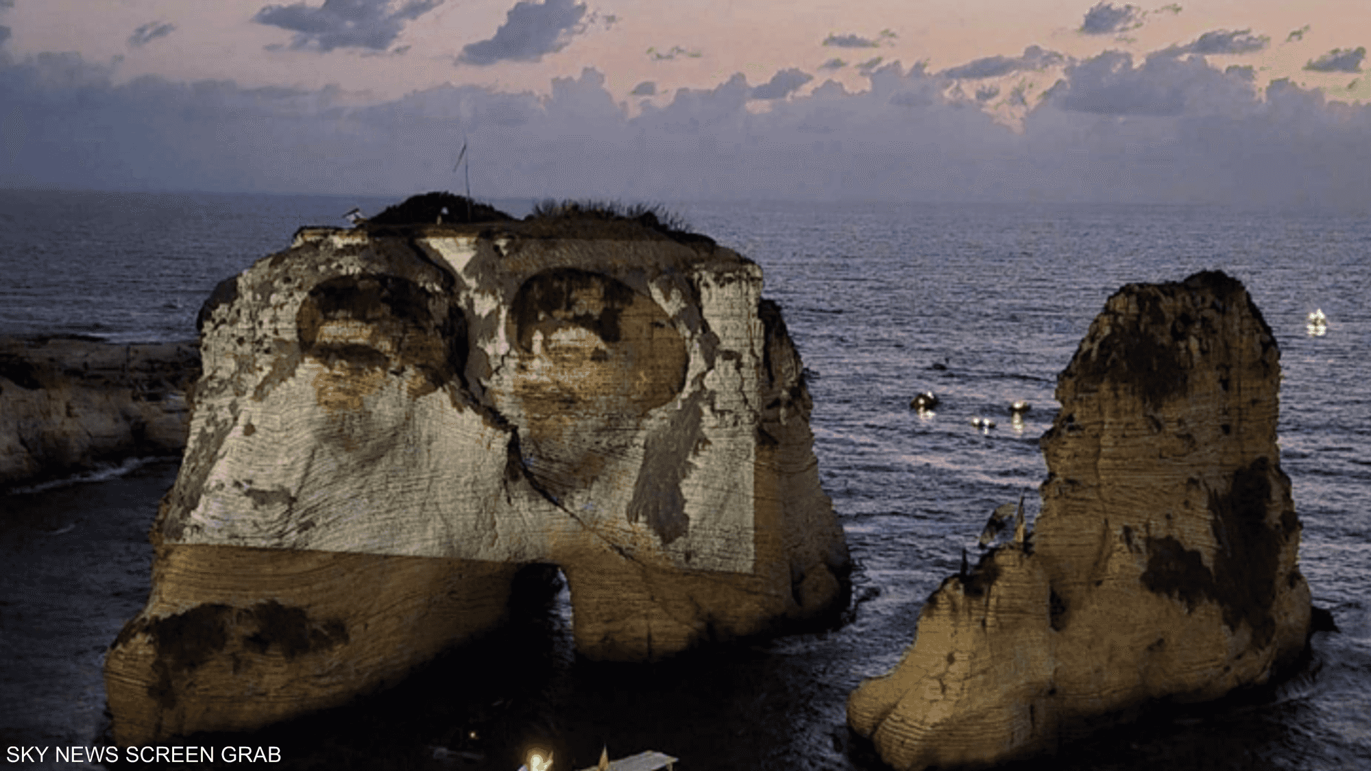 حسن نصر الله وهاشم صفي الدين على صخرة الروشة