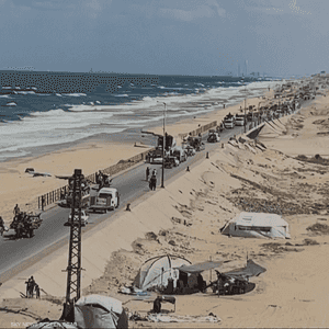 سكان مدينة غزة يواصلون النزوح هربا من نيران القصف الإسرائيلي