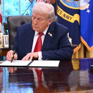 ترامب يفرض رسوما جمركية جديدة على الشاحنات الثقيلة والأدوية