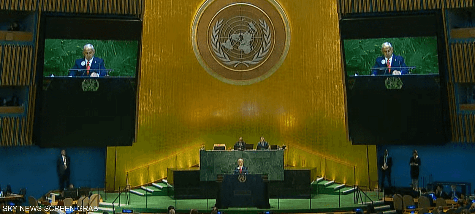 طرد والد الرهينة من القاعة بعد مقاطعة نتنياهو مرتين