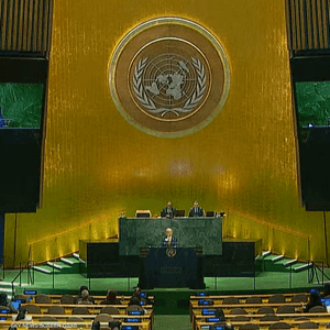 طرد والد الرهينة من القاعة بعد مقاطعة نتنياهو مرتين