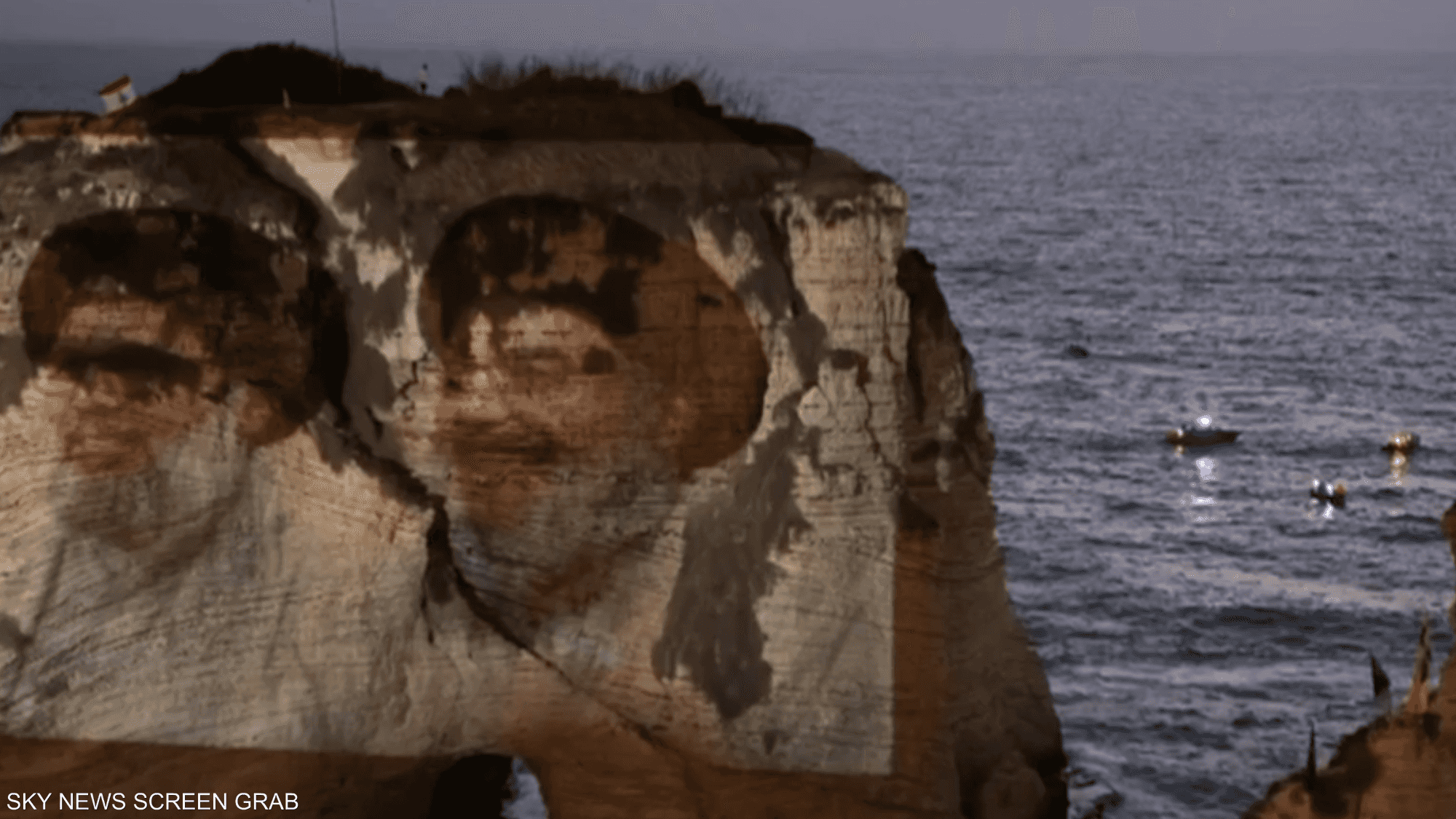 توتر سياسي في لبنان بعد إضاءة صخرة الروشة بصورة نصر الله