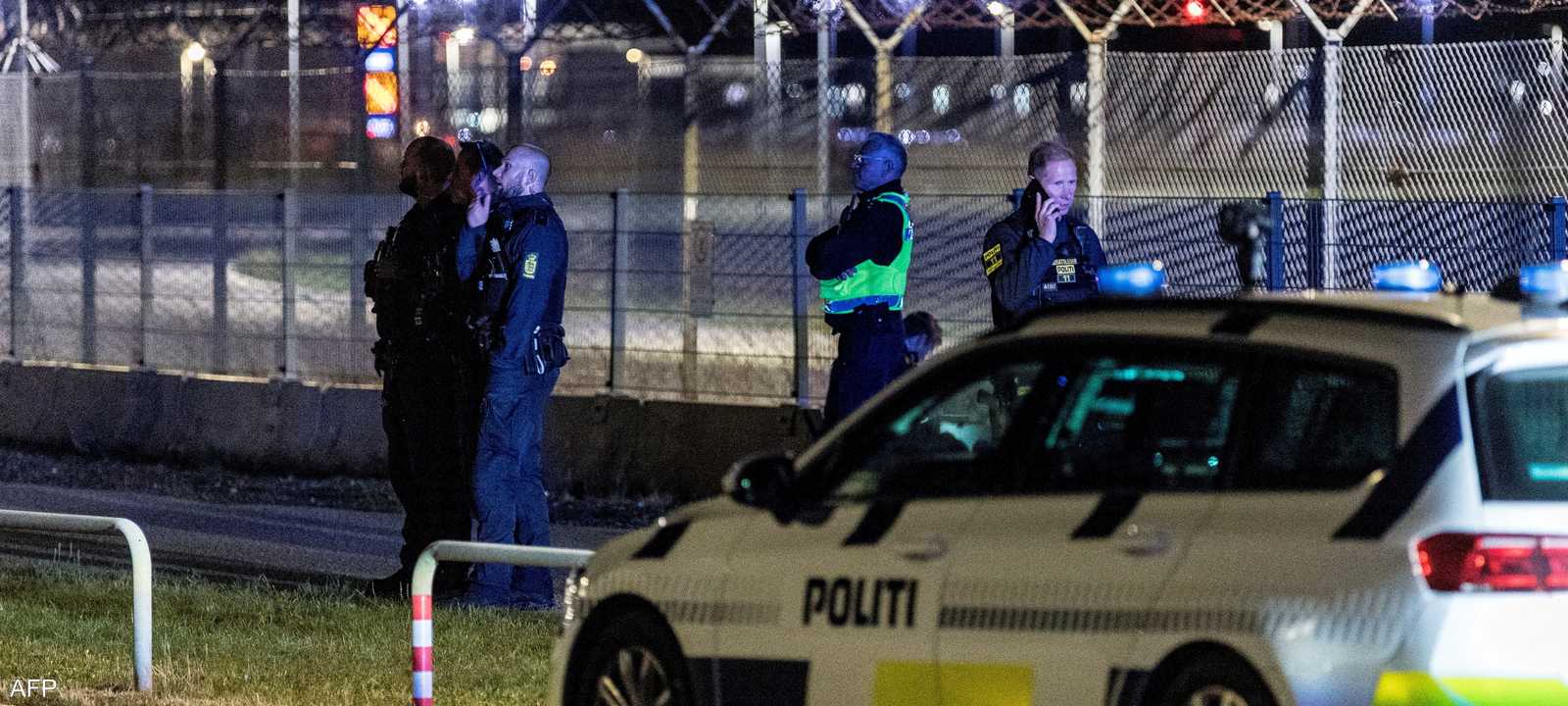 عناصر من الشرطة الدنماركية بجانب مطار كوبنهاغن