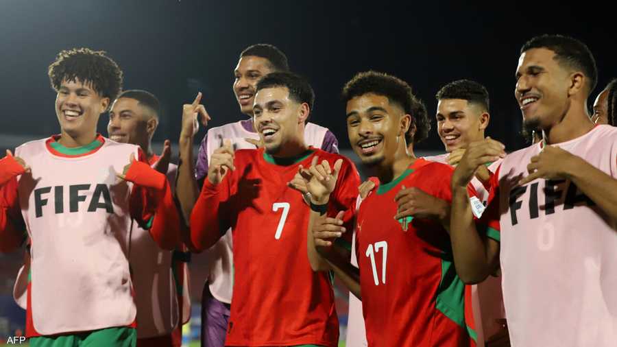 عثمان معما مع زملائه يحتفالون بالفوز