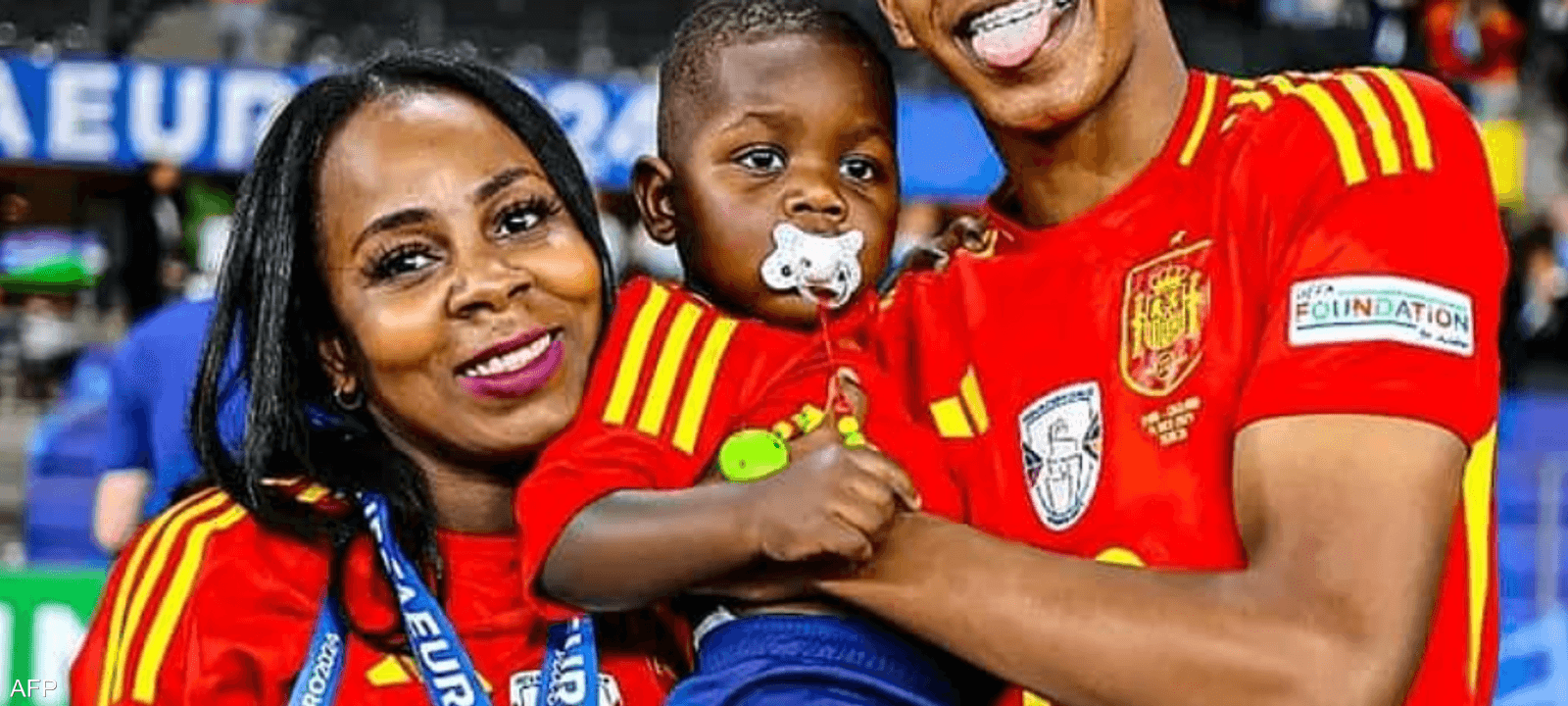 يامال وشقيقه ووالدته