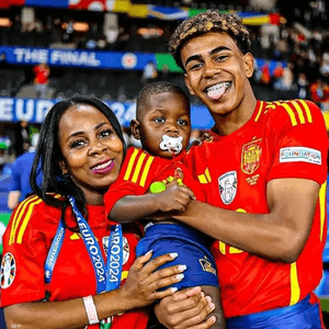 يامال وشقيقه ووالدته