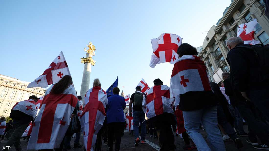 فيديو.. متظاهرون يحاولون اقتحام القصر الرئاسي في جورجيا