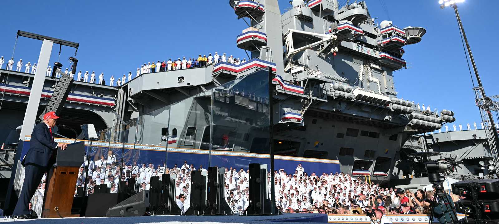 ترامب بجوار حاملة الطائرات هاري إس.ترومان