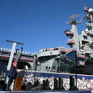 ترامب بجوار حاملة الطائرات هاري إس.ترومان