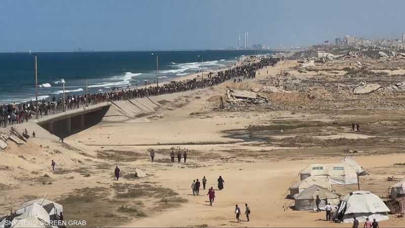 آلاف النازحين يعودون إلى شمال غزة عبر شارع الرشيد