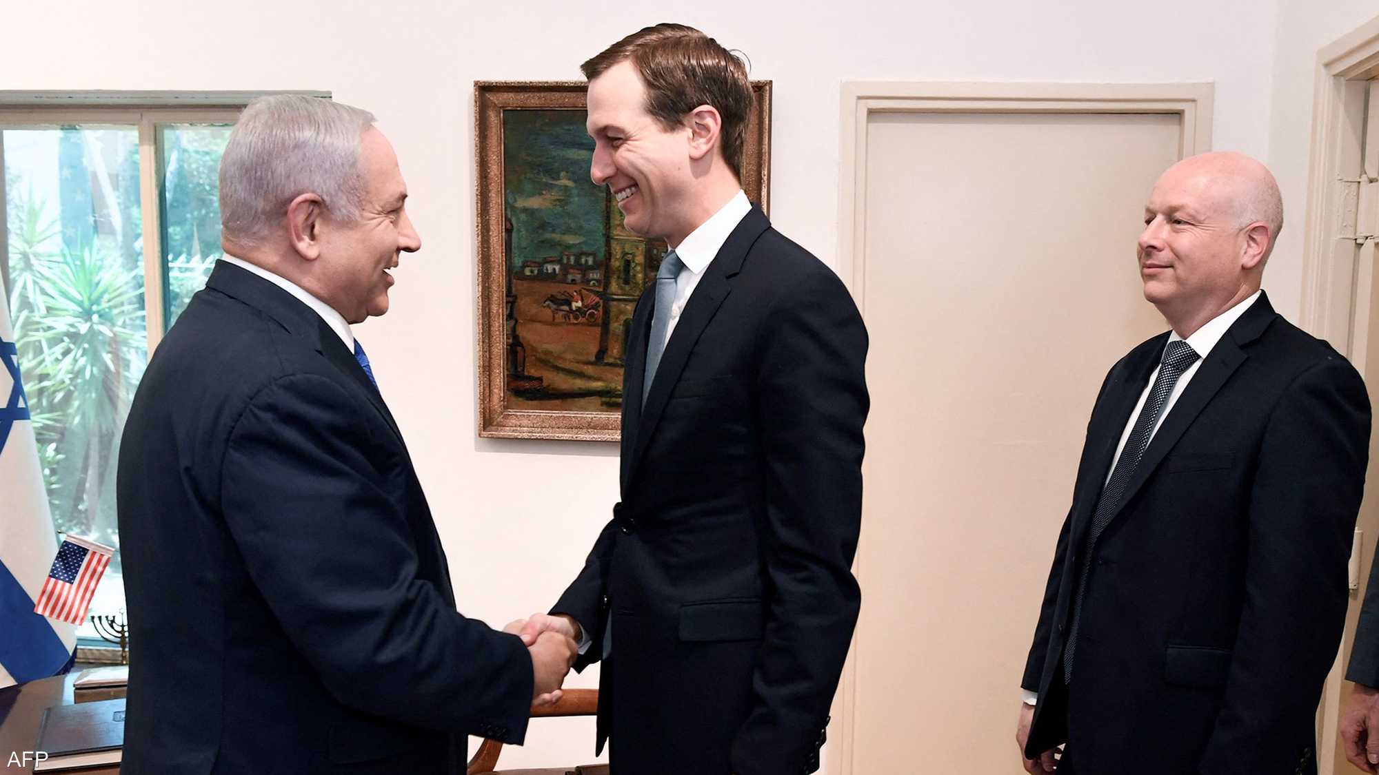 جاريد كوشنر (وسط) وهو يصافح رئيس الوزراء الإسرائيلي بنيامين