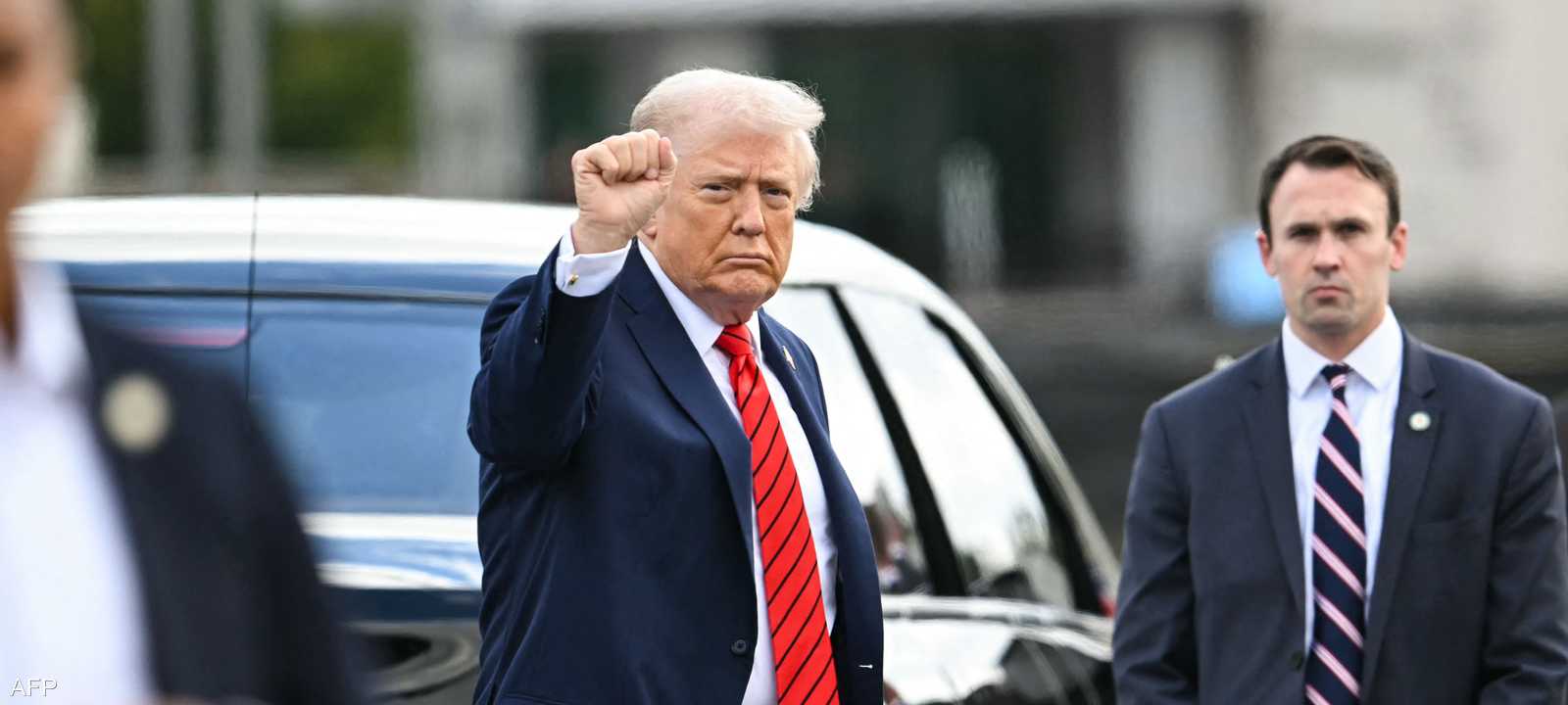 ترامب يشير بقبضة يده بعد خضوعه لفحص طبي