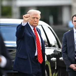 ترامب يشير بقبضة يده بعد خضوعه لفحص طبي