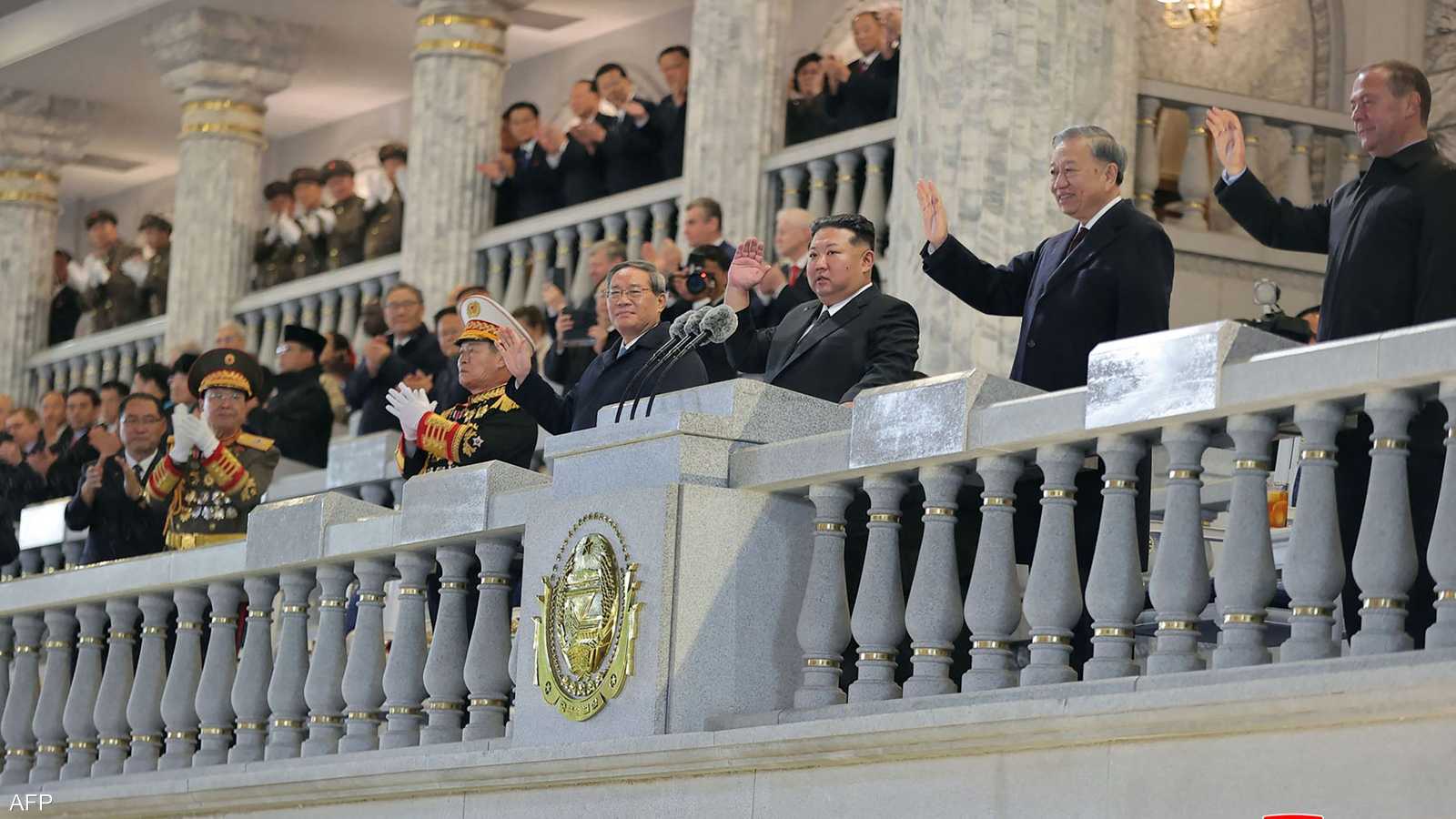 كيم جونغ أون مع ضيوفه أثناء العرض العسكري