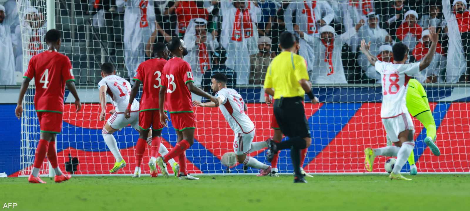 احتفال لاعبي الإمارات بتسجيل الهدف الأول في عمان