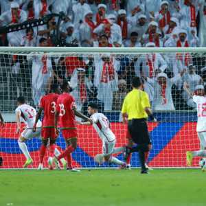 احتفال لاعبي الإمارات بتسجيل الهدف الأول في عمان
