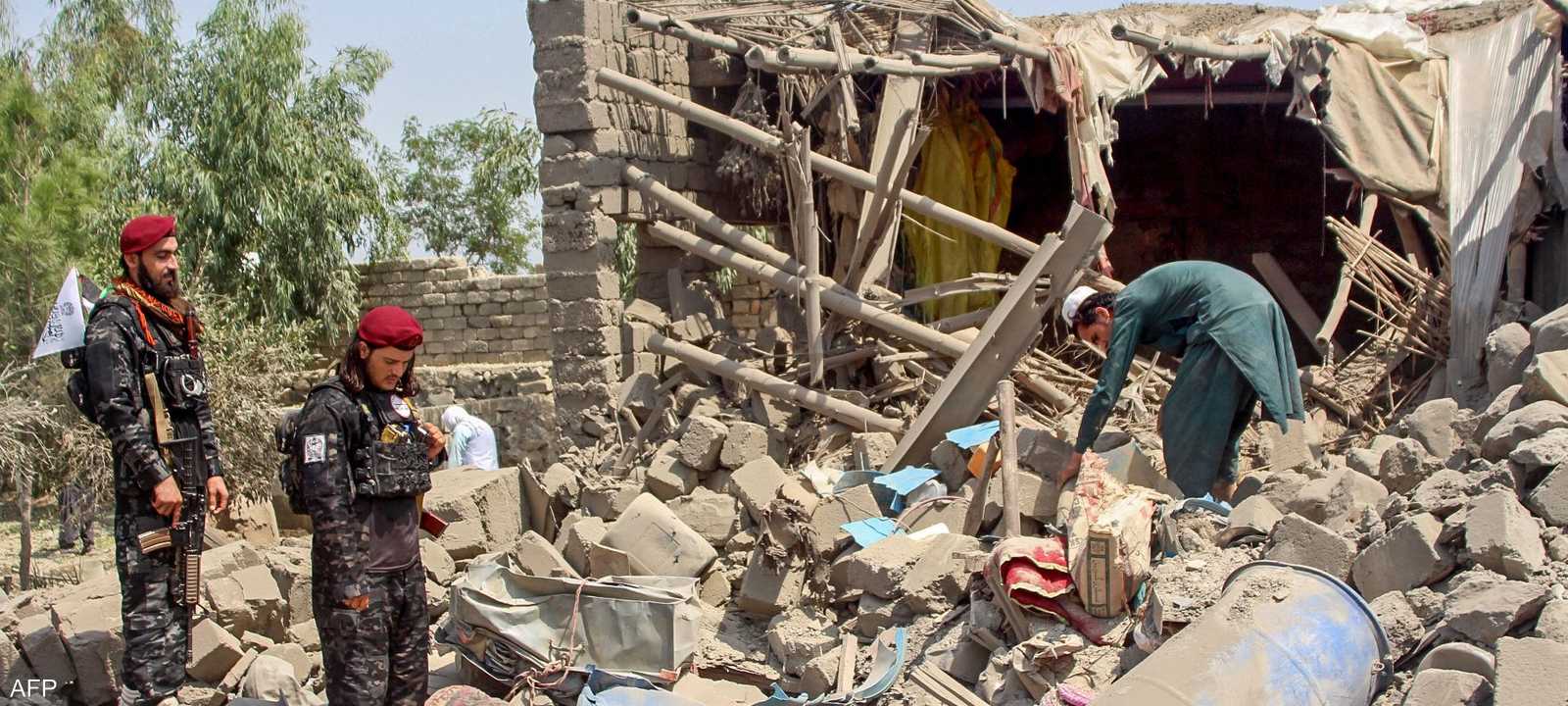 عناصر من طالبان يتفدون منطقة حدودية في أفغانستان تعرضت للقصف