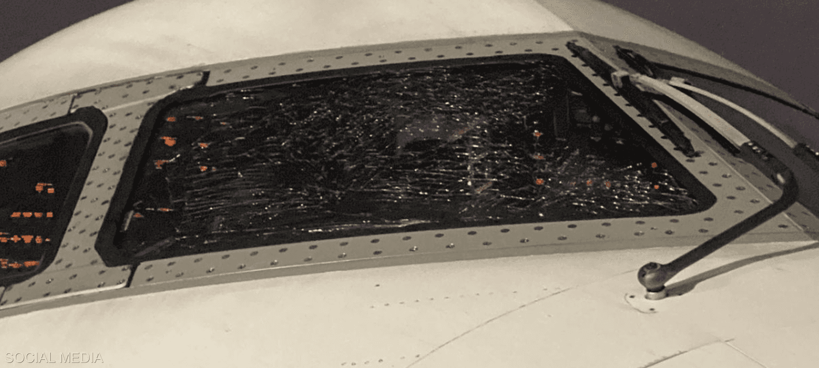 زجاج الطائرة تحطم بشكل مفاجئ