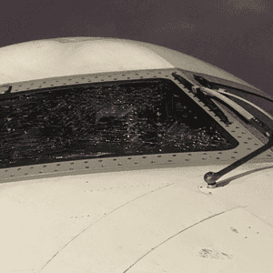 زجاج الطائرة تحطم بشكل مفاجئ