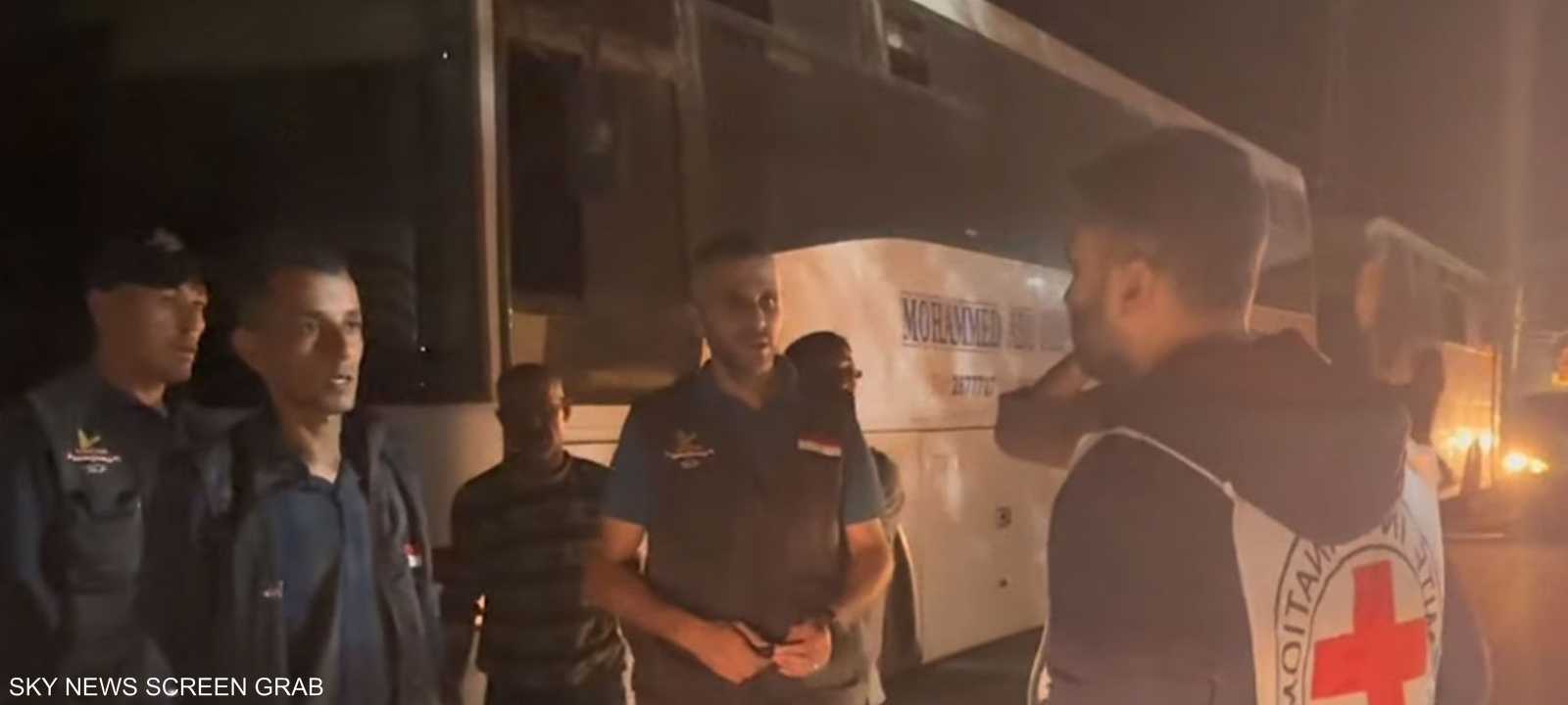 حافلات الصليب الأحمر تستعد لاستقبال الأسرى الفلسطينيين