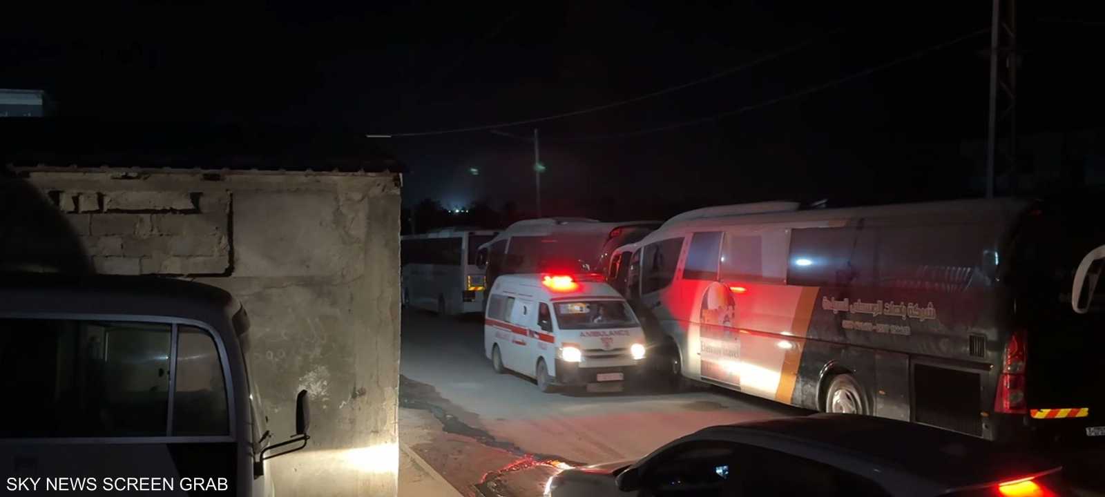 حافلات الصليب الأحمر تستعد لاستقبال الأسرى الفلسطينيين