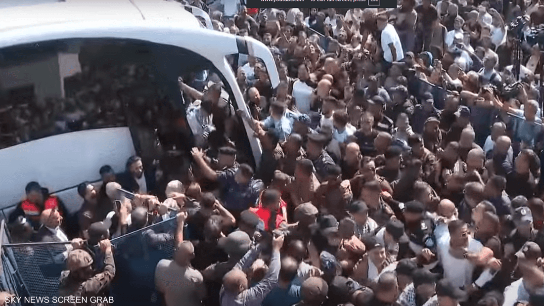 وصول عشرات الأسرى إلى رام الله بعد إفراج إسرائيل عنهم