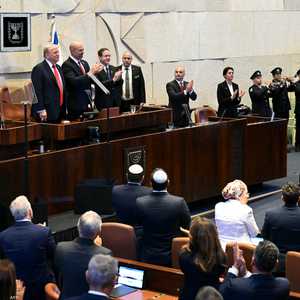 دونالد ترامب يحظى بحفاوة بالغة قبل أن يلقي كلمة في الكنيست