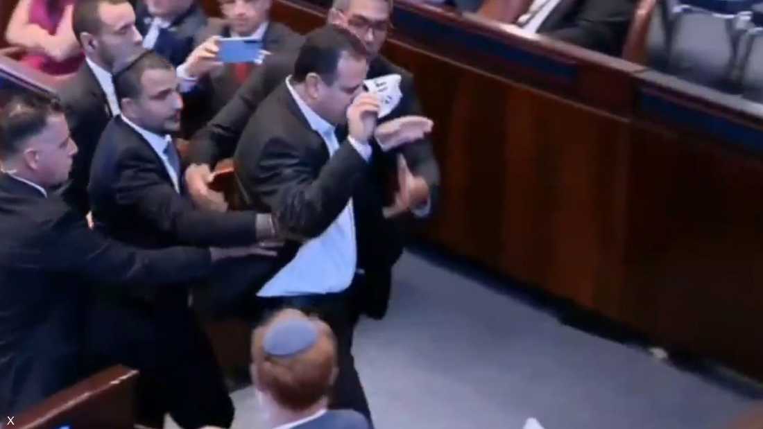 بالفيديو.. عضو الكنيست يقاطع كلمة ترامب ويرفع "لافتة"