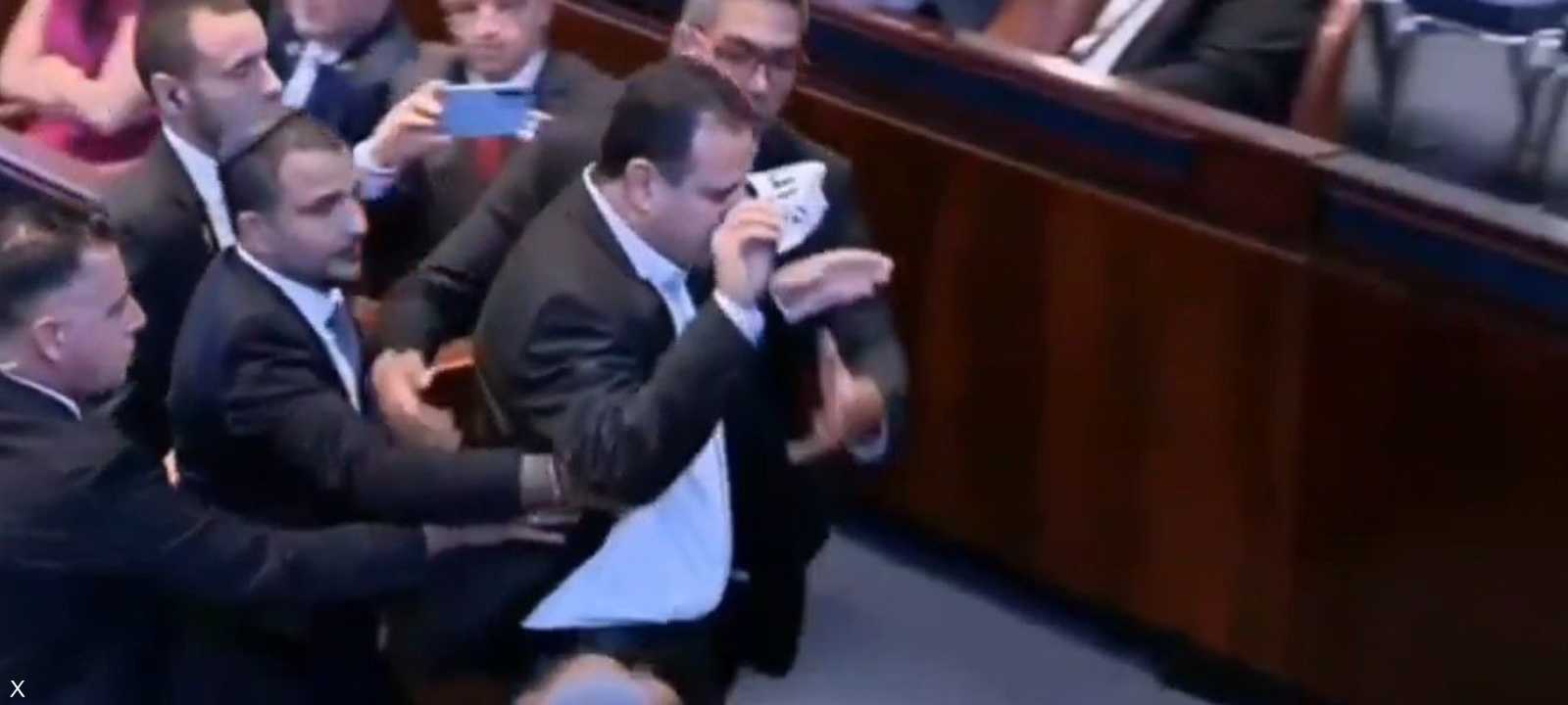 لحظة إخراج المتظاهر