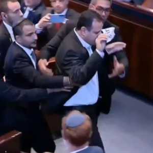 لحظة إخراج المتظاهر