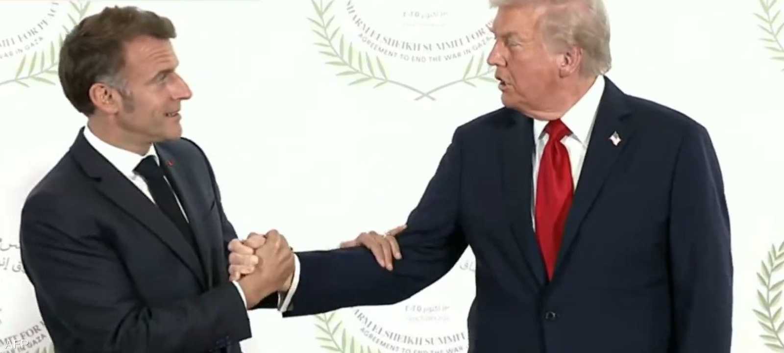 مصافحة ترامب وماكرون