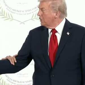 مصافحة ترامب وماكرون