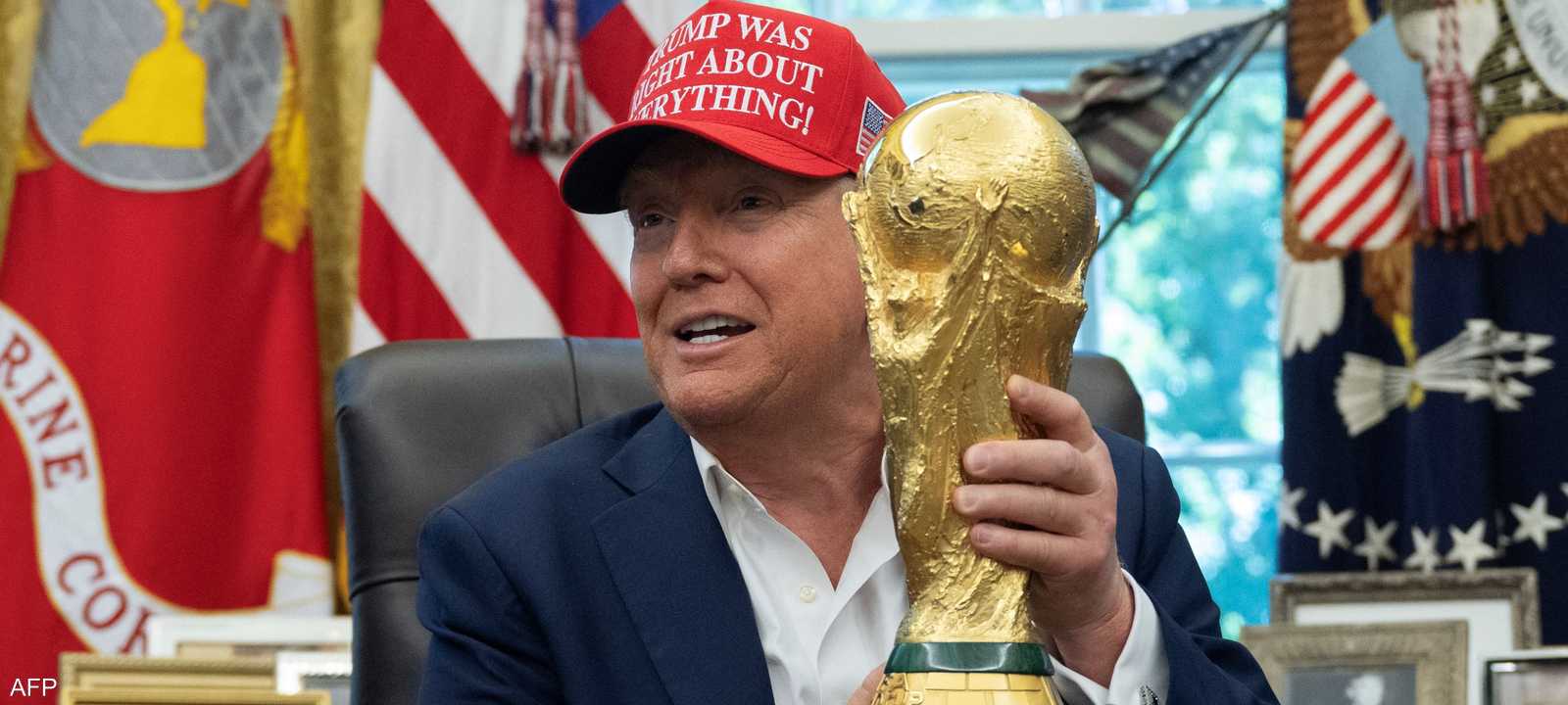 الرئيس الأميركي يحمل كأس العالم.. أرشيفية