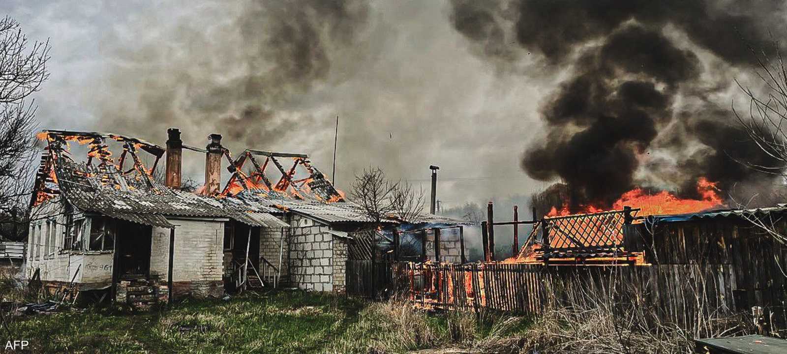 منزل يحترق إثر غارة جوية روسية في كوبيانسك الأوكرانية