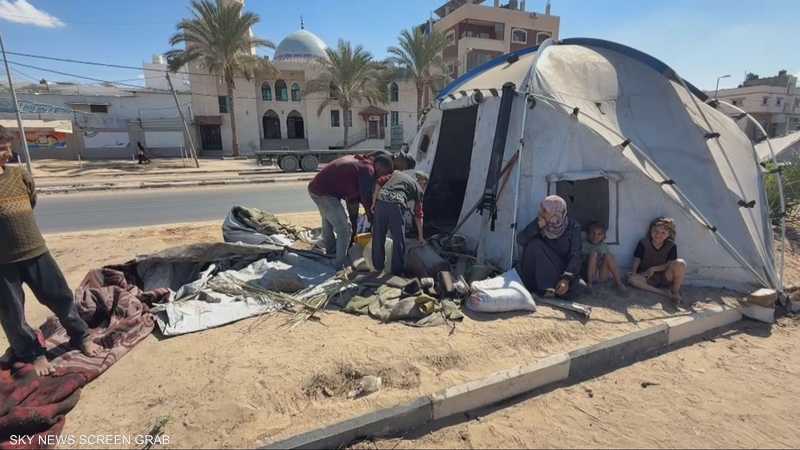 نازحون يفترشون الطرق بعد تعذر عودتهم إلى مدينة غزة