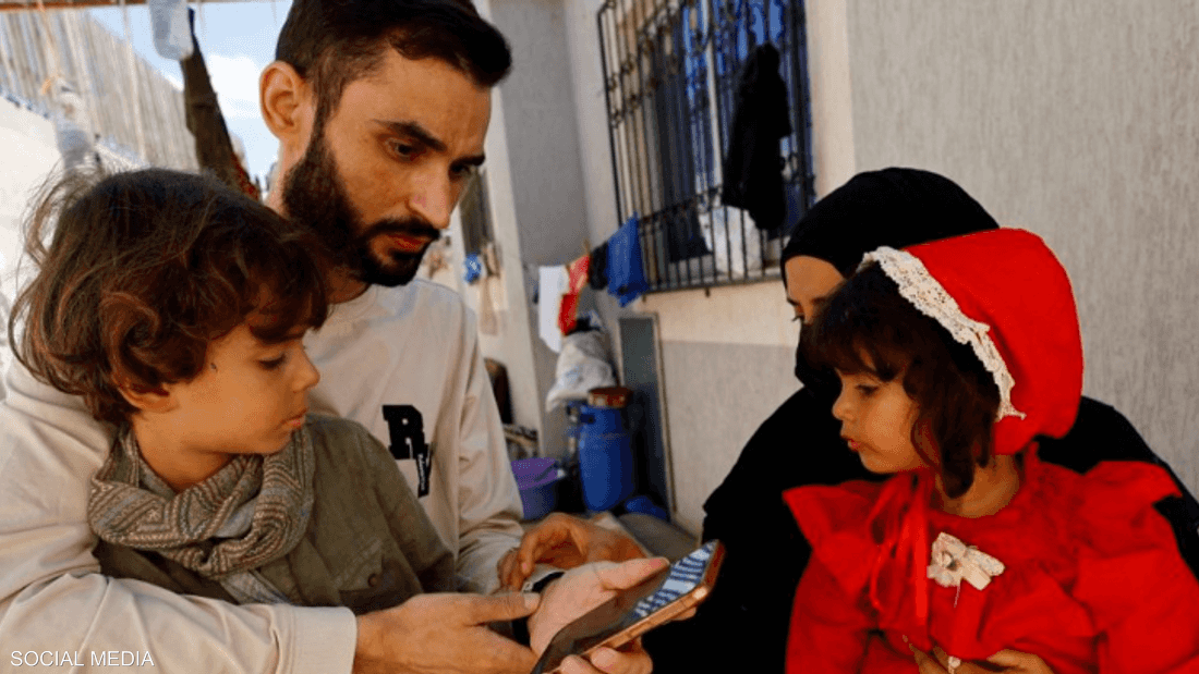 بعد إبلاغه بمقتل أسرته.. مفاجأة سارة تنتظر فلسطينيا محررا