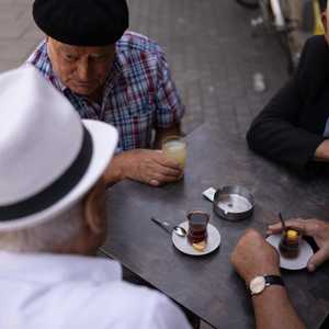 الجمع بين الماء والشاي والقهوة مفيد للصحة