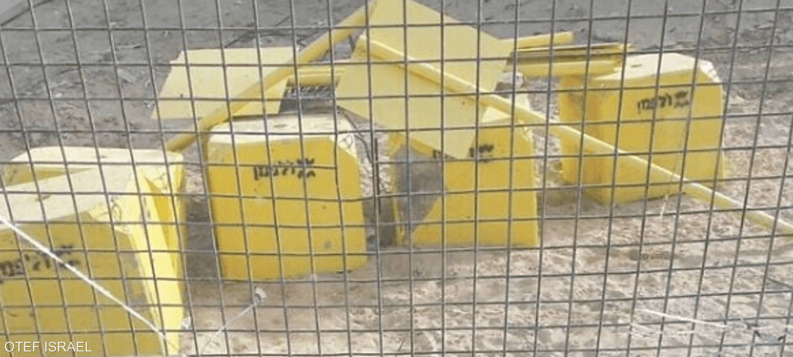 كتل إسمنتية مطلية باللون الأصفر