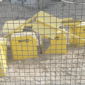 كتل إسمنتية مطلية باللون الأصفر