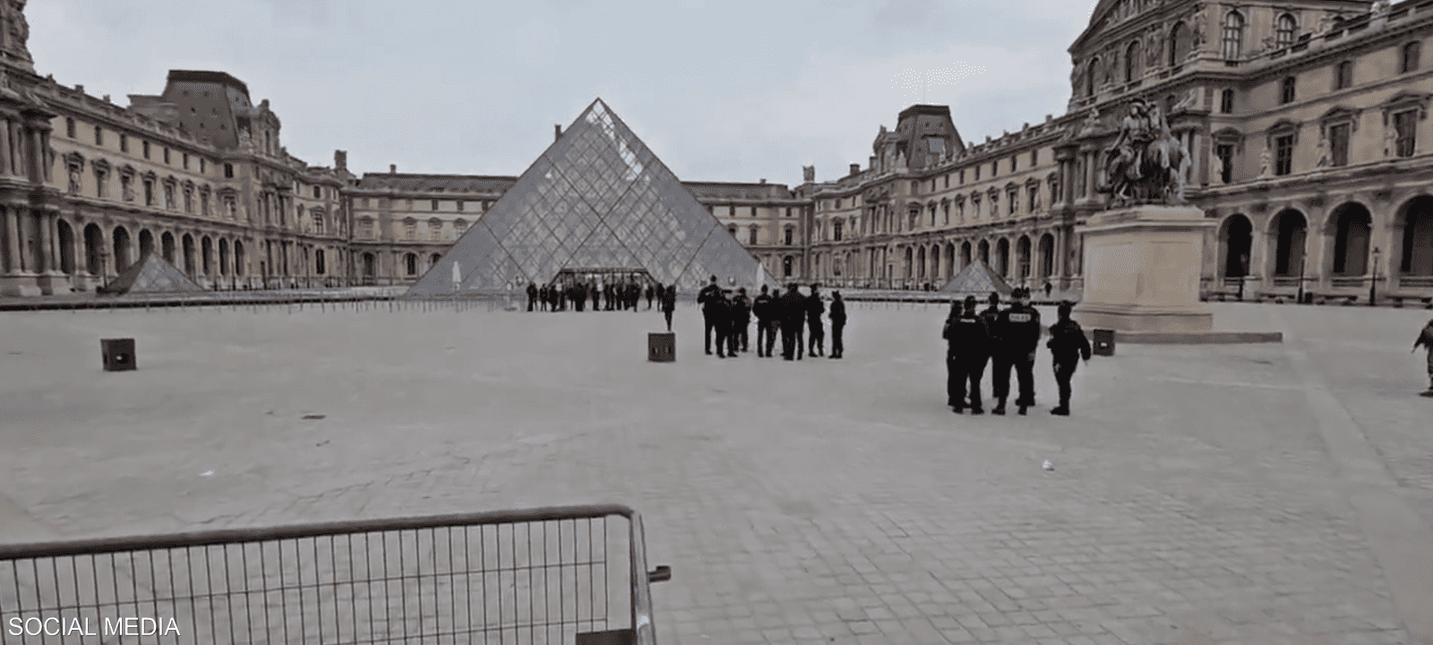 عناصر أمنية في متحف اللوفر