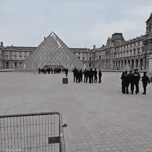 عناصر أمنية في متحف اللوفر