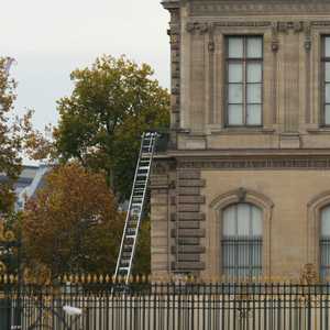 لصوص يسرقون مجوهرات لا تقدر بثمن من متحف اللوفر في باريس